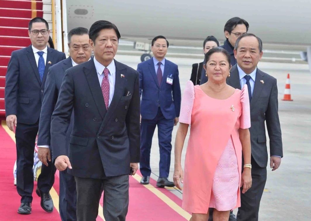 Philippine President Ferdinand Romualdez Marcos Jr. and his wife arrived at Noi Bai International Airport during their visit to Vietnam in January 2024 (Hanoi). Photo: TTXVN