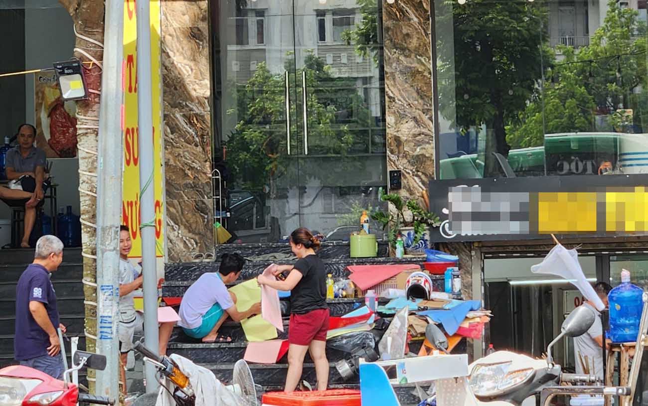 People clean up their belongings due to flooding. Photo: Cao Nguyen.