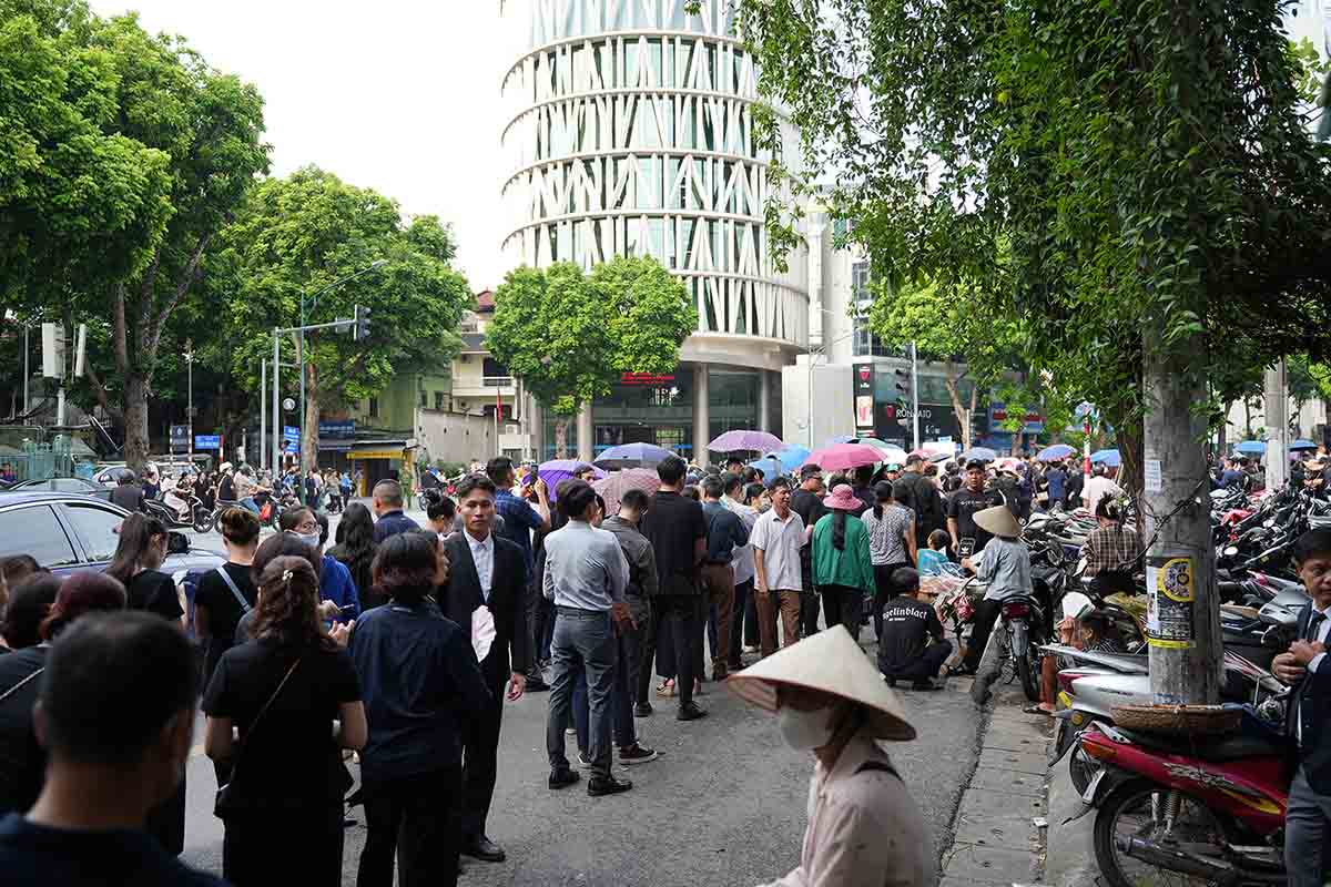 People were dressed solemnly and patiently waiting to see off General Secretary Nguyen Phu Trong. Photo: Huu Chanh