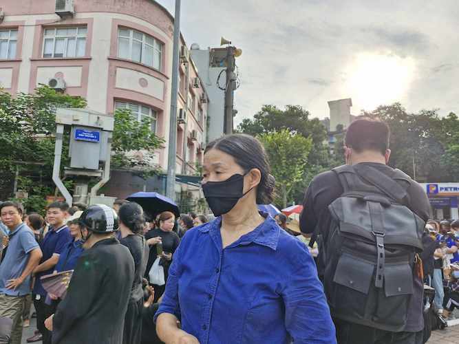 Ms. Do Thi Tho put aside all her work to wait in line to pay her respects to General Secretary Nguyen Phu Trong. Photo: Lan Nhi