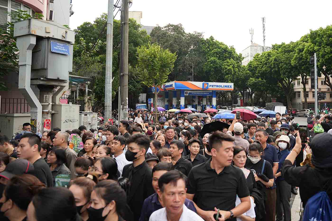 People lined up waiting to pay their respects to General Secretary Nguyen Phu Trong. Photo: Huu Chanh