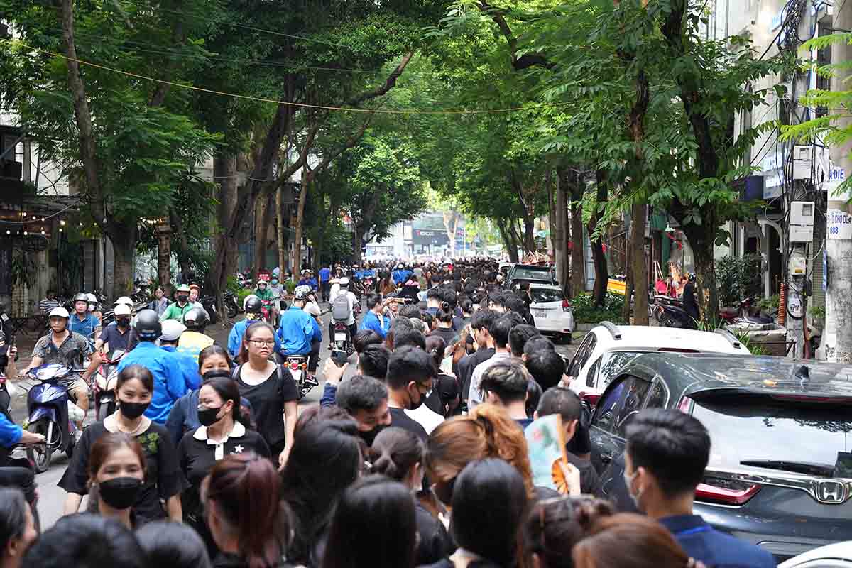 Hàng nghìn người đổ về Nhà tang lễ Quốc gia chờ viếng Tổng Bí thư Nguyễn Phú Trọng. Ảnh: Hữu Chánh 