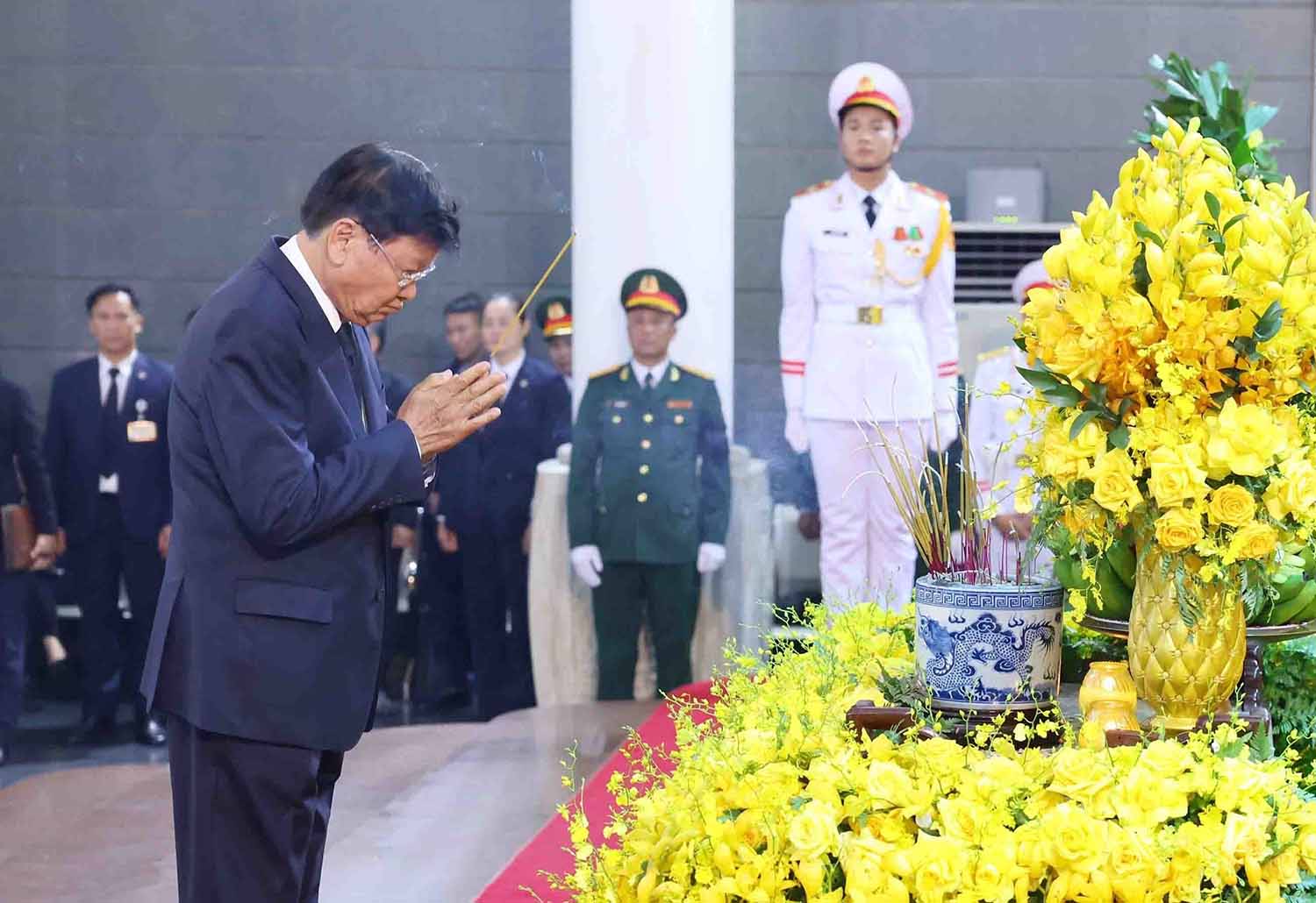 라오스 톤 론 시울리스 (Lao Thongloun Sisoulith) 사무 총장과 당과 라오스 주 대표단은 Nguyen Phu Trong 사무 총장을 방문했다. 사진 : Hai Nguyen