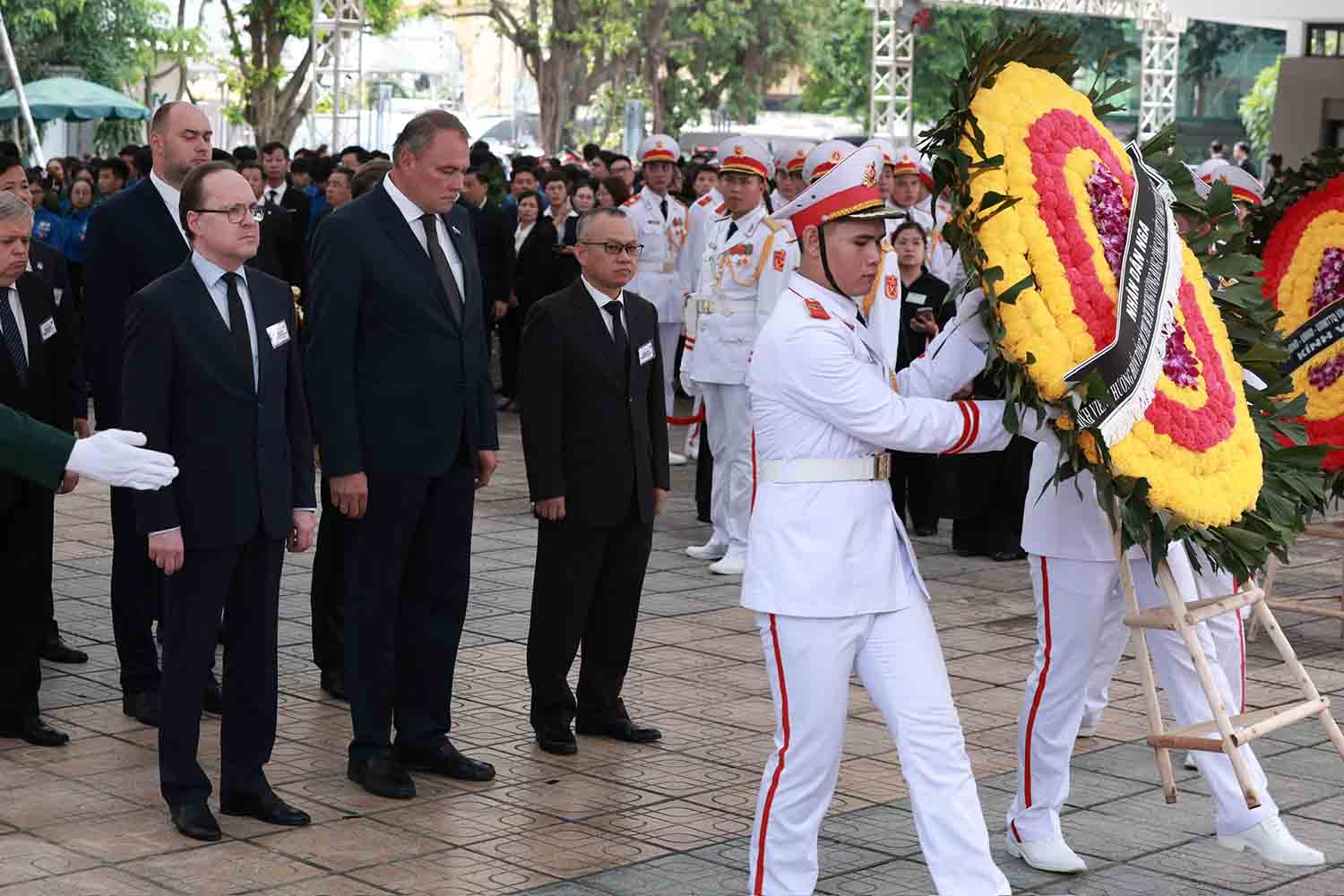 Chủ tịch Duma Quốc gia Quốc hội Liên bang Nga Vyacheslav Viktorovich Volodin và đoàn vào viếng Tổng Bí thư Nguyễn Phú Trọng tại Nhà tang lễ Quốc gia. Ảnh: Hải Nguyễn