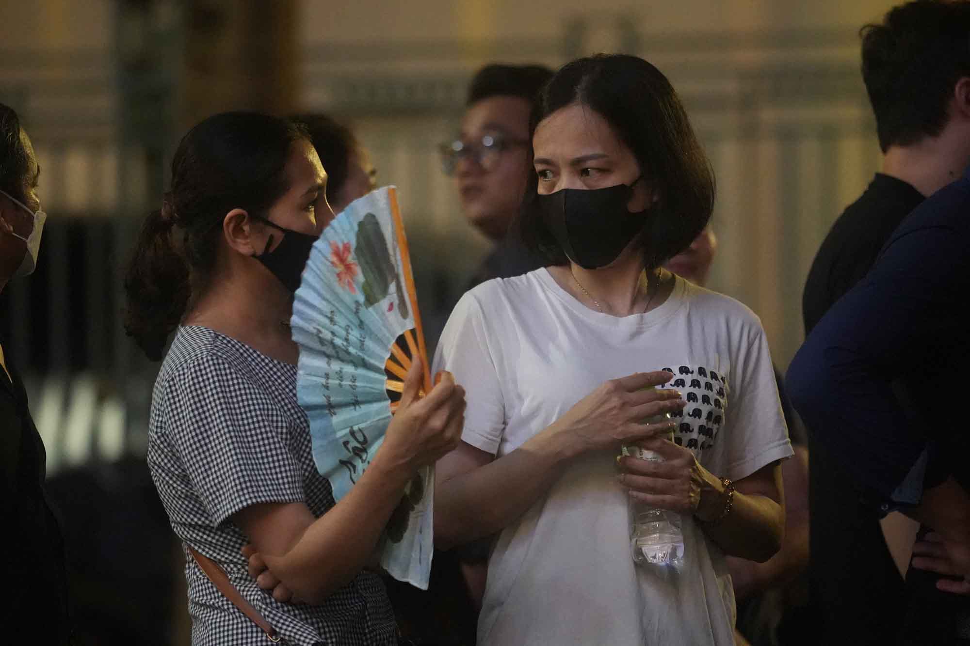 The woman felt tired in the line of people waiting to enter the National Funeral Home. Photo: Huu Chanh