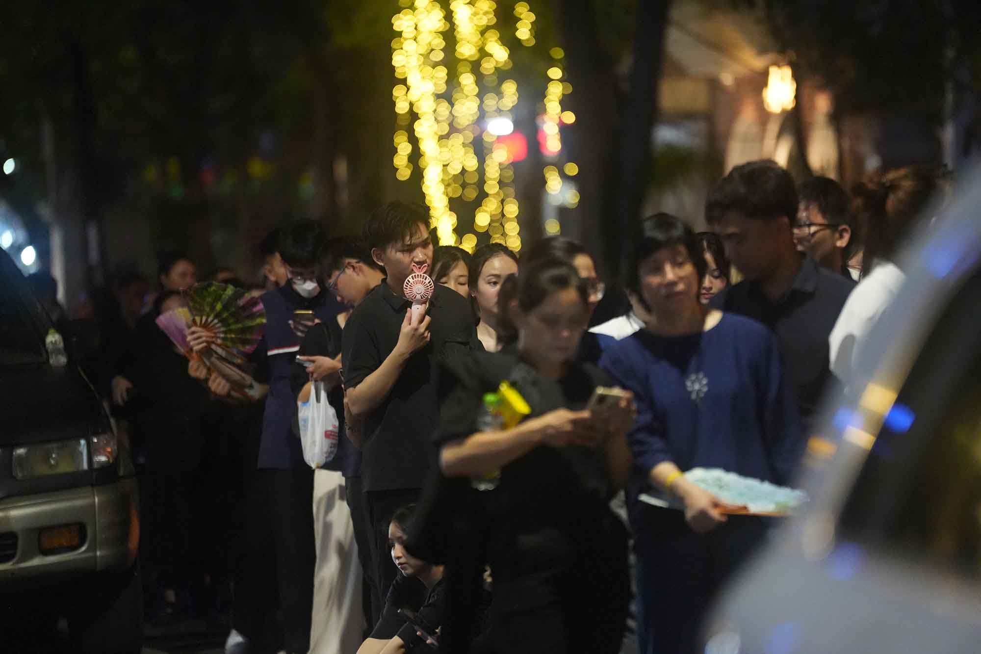 People lined up in two lines, from the intersection of Hang Chuoi - Han Thuyen to the National Funeral House. Photo: Huu Chanh