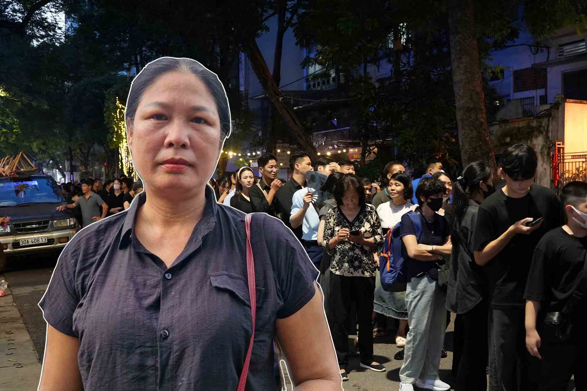 Cô giáo Nguyễn Thị Thúy (huyện Bắc Quang, Hà Giang) chờ đợi vào viếng Tổng Bí thư Nguyễn Phú Trọng. Ảnh: Hữu Chánh 