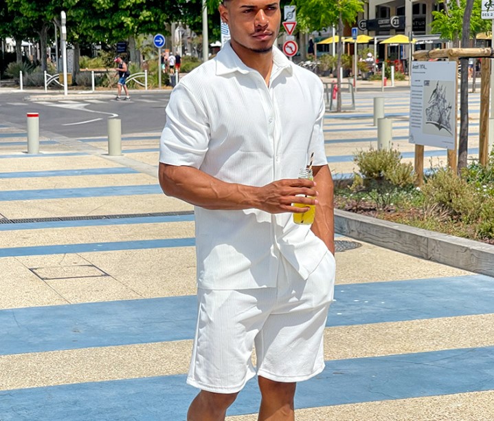 Áo polo trắng sẽ giúp các chàng luôn trẻ trung, năng động. Ảnh: Xinhua