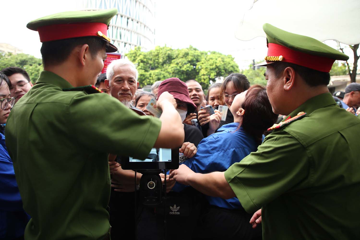 Lực lượng công an nhanh chóng hỗ trợ người dân quét mã QR Thẻ căn cước/căn cước công dân khi đến viếng Tổng Bí thư Nguyễn Phú Trọng. Ảnh: Hải Nguyễn