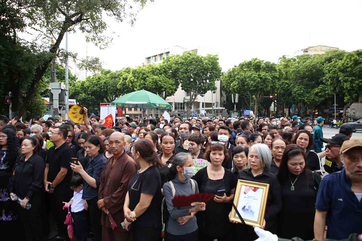 Đông đảo người dân bên ngoài xếp hàng vào viếng. Ảnh: Hải Nguyễn