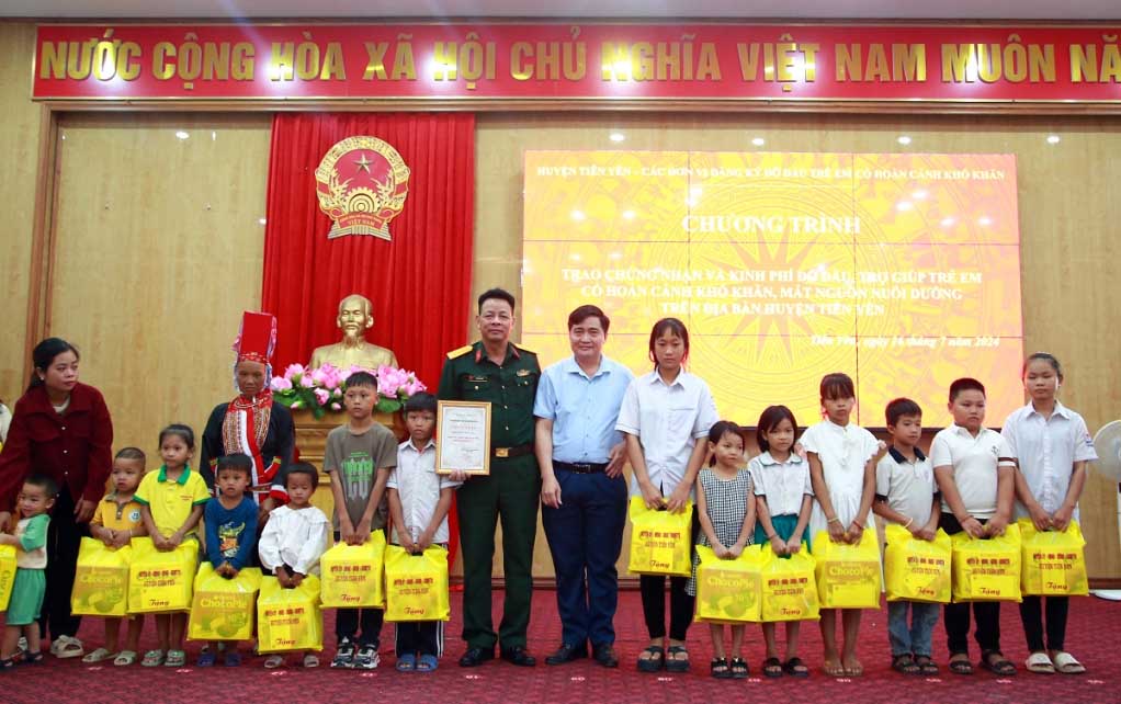 Đại diện Công ty Đông Bắc trao kinh phí hỗ trợ đỡ đầu cho trẻ em có hoàn cảnh khó khăn trên địa bàn huyện Tiên Yên (Quảng Ninh). Ảnh: Trần Hoàn
