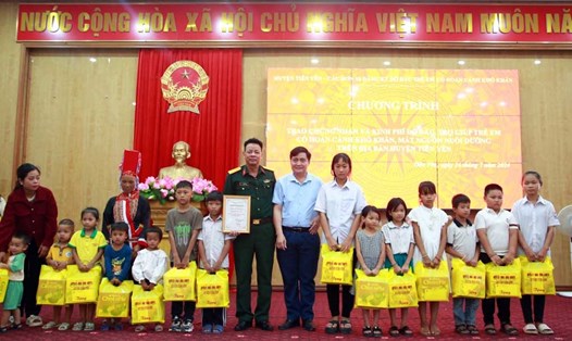 Đại diện Công ty Đông Bắc trao kinh phí hỗ trợ đỡ đầu cho trẻ em có hoàn cảnh khó khăn trên địa bàn huyện Tiên Yên (Quảng Ninh). Ảnh: Trần Hoàn