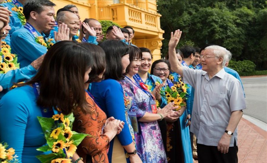 Bà Phạm Thị Hằng (áo dài hoa) vinh dự là một trong những cán bộ công đoàn tiêu biểu toàn quốc được gặp mặt Tổng Bí thư Nguyễn Phú Trọng năm 2019. Ảnh: Sơn Tùng