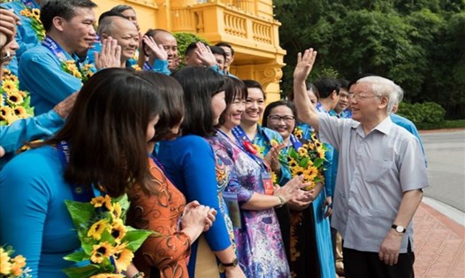 Bà Phạm Thị Hằng (áo dài hoa) vinh dự là một trong những cán bộ công đoàn tiêu biểu toàn quốc được gặp mặt Tổng Bí thư Nguyễn Phú Trọng năm 2019. Ảnh: Sơn Tùng