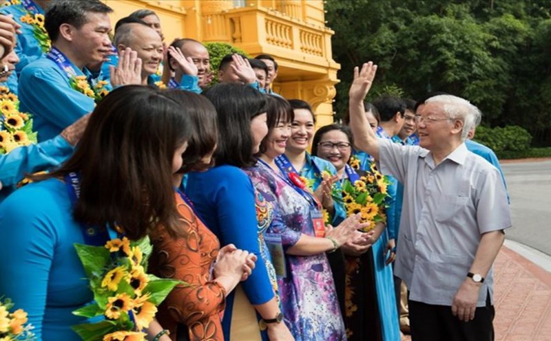 Bà Phạm Thị Hằng (áo dài hoa) vinh dự là một trong những cán bộ công đoàn tiêu biểu toàn quốc được gặp mặt Tổng Bí thư Nguyễn Phú Trọng năm 2019. Ảnh: Sơn Tùng