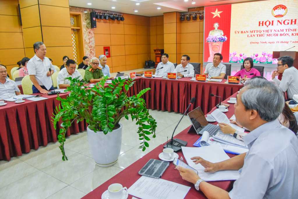 이 회의는 토론을 실시하고 정치 보고서 초안에 아이디어를 기고하여 2024-2029 학기 12 번째 지방 조국 전선 의회에 제출했습니다. 영어 : Hoang Giang