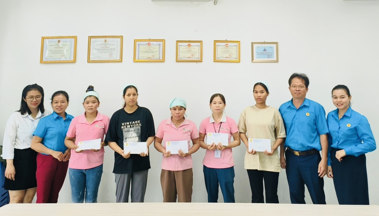 Liên đoàn Lao động TP.Bảo Lộc thăm hỏi, động viên và tặng quà công nhân lao động thuộc gia đình thương bệnh binh, liệt sĩ, người có công với cách mạng tại Chi nhánh Công ty TNHH may mặc First Team Việt Nam.Ảnh: ĐÌNH NGỌC