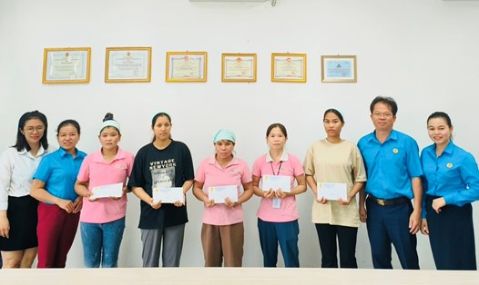 Liên đoàn Lao động TP.Bảo Lộc thăm hỏi, động viên và tặng quà công nhân lao động thuộc gia đình thương bệnh binh, liệt sĩ, người có công với cách mạng tại Chi nhánh Công ty TNHH may mặc First Team Việt Nam.Ảnh: ĐÌNH NGỌC