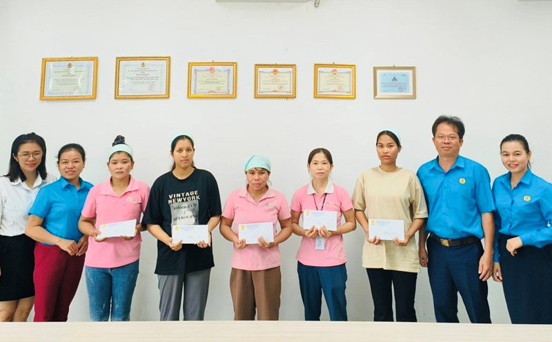 Liên đoàn Lao động TP.Bảo Lộc thăm hỏi, động viên và tặng quà công nhân lao động thuộc gia đình thương bệnh binh, liệt sĩ, người có công với cách mạng tại Chi nhánh Công ty TNHH may mặc First Team Việt Nam.Ảnh: ĐÌNH NGỌC