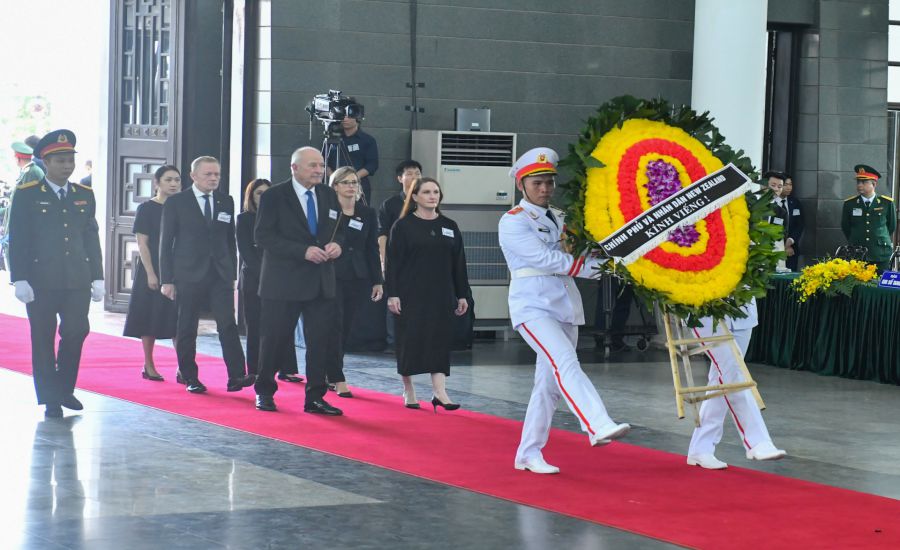 Đoàn đại diện của New Zealand vào viếng Tổng Bí thư Nguyễn Phú Trọng. Ảnh: Hải Nguyễn