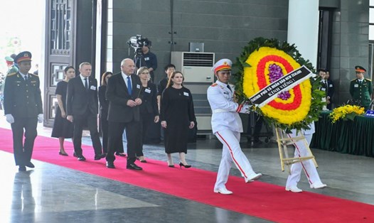 Đoàn đại diện của New Zealand vào viếng Tổng Bí thư Nguyễn Phú Trọng. Ảnh: Hải Nguyễn