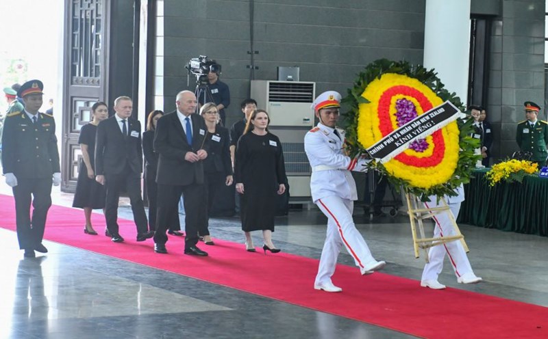 Đoàn đại diện của New Zealand vào viếng Tổng Bí thư Nguyễn Phú Trọng. Ảnh: Hải Nguyễn