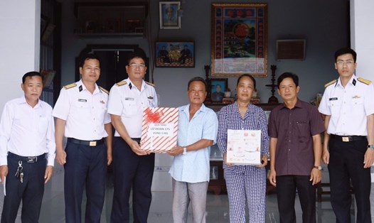 Đại diện Lữ đoàn 175 (Vùng 5 Hải quân) và chính quyền địa phương tặng quà gia đình ông Nguyễn Văn Việt. Ảnh: V5HQ