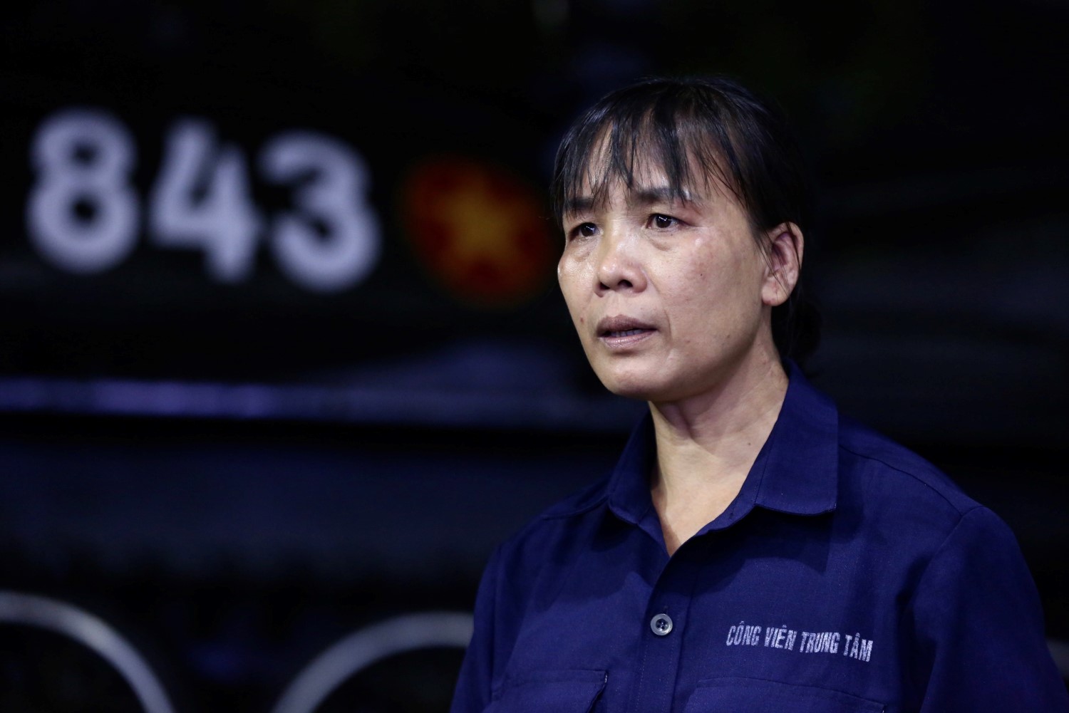 Chị Trịnh Thị Lan - công nhân phụ trách chăm sóc mảng xanh trong Hội trường Thống Nhất - xúc động khi nói về Tổng Bí thư Nguyễn Phú Trọng.  Ảnh: Minh Tâm