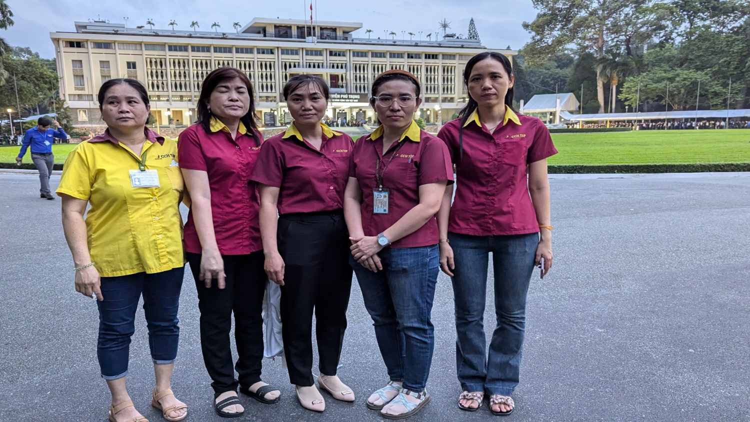 Ms. Le Thi Hue (center) and her colleagues came to pay their respects to General Secretary Nguyen Phu Trong. Photo: Minh Tam