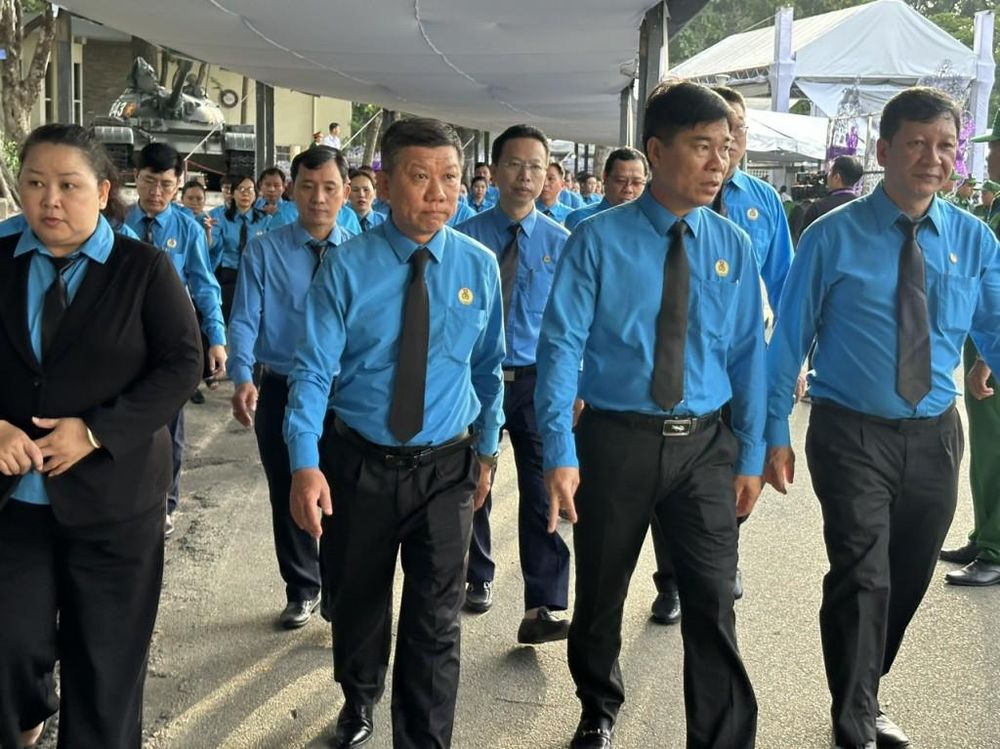 Leaders of the Ho Chi Minh City Labor Confederation paid tribute to General Secretary Nguyen Phu Trong at Thong Nhat Hall. Photo: Minh Quan