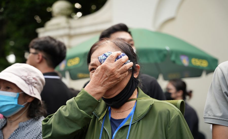 시민들은 응우옌푸쫑 총서기를 조문하기 위해 들어가기를 목이 메어 기다립니다. 사진: 흐우찬