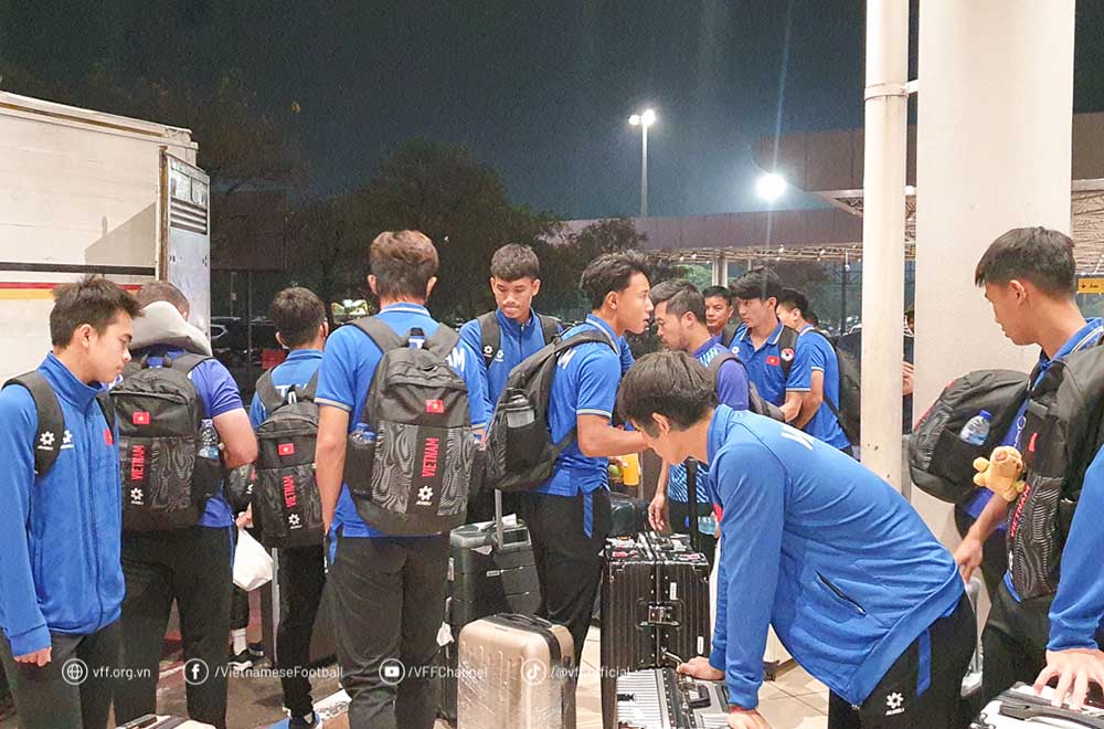 U19 Vietnam flew 2 flights to be in Ho Chi Minh City. Photo: VFF