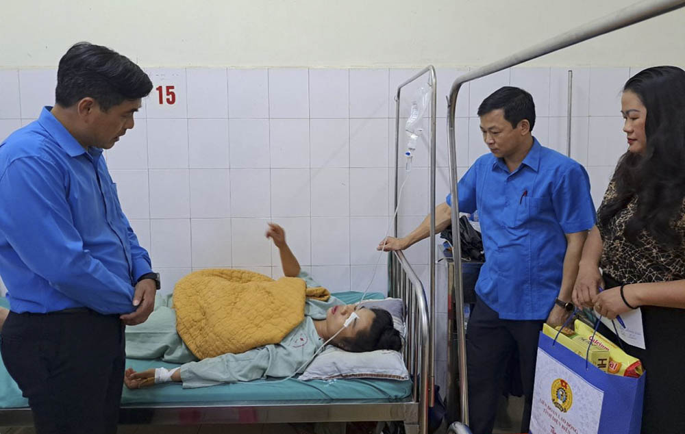 Lãnh đạo LĐLĐ tỉnh Điện Biên thăm hỏi đoàn viên gặp nạn do mưa lũ. Ảnh: Giang Nam