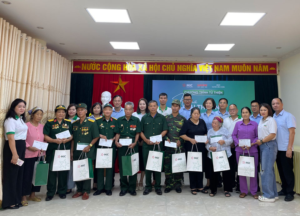 Trao 49 suất quà đến đại diện các gia đình chính sách thân nhân liệt sỹ, thương bệnh binh tại thị trấn Sơn Thịnh (Văn Chấn, Yên Bái). Ảnh: Bàn Hiền