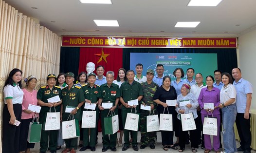 Trao 49 suất quà đến đại diện các gia đình chính sách thân nhân liệt sỹ, thương bệnh binh tại thị trấn Sơn Thịnh (Văn Chấn, Yên Bái). Ảnh: Bàn Hiền
