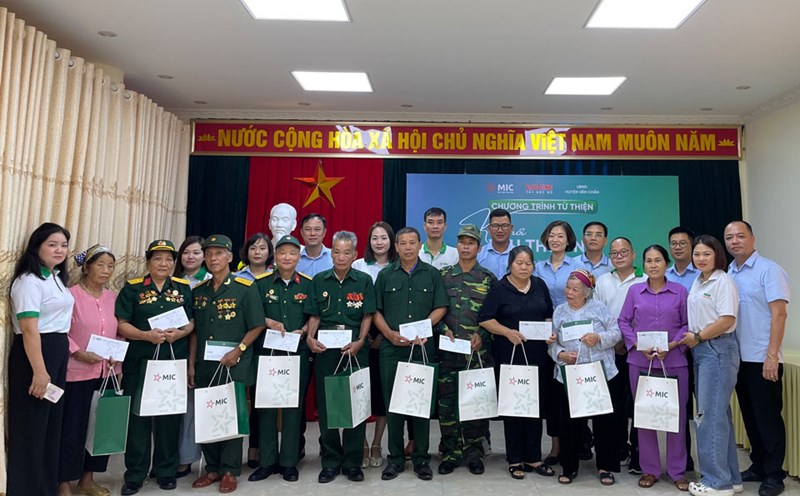 Trao 49 suất quà đến đại diện các gia đình chính sách thân nhân liệt sỹ, thương bệnh binh tại thị trấn Sơn Thịnh (Văn Chấn, Yên Bái). Ảnh: Bàn Hiền