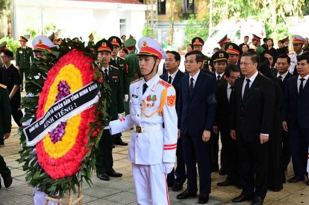 Đoàn Ninh Bình do Bí thư Tỉnh ủy Đoàn Minh Huấn làm trưởng đoàn vào viếng Tổng Bí thư Nguyễn Phú Trọng.