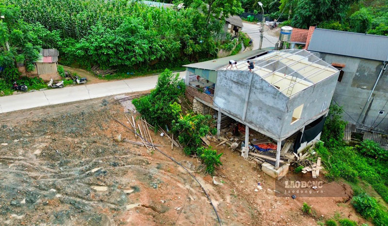 Gia đình nhà bà Tuyết đang tháo dỡ căn nhà hư hỏng nặng do sạt lở bãi đổ thải. Ảnh: Tân Văn.