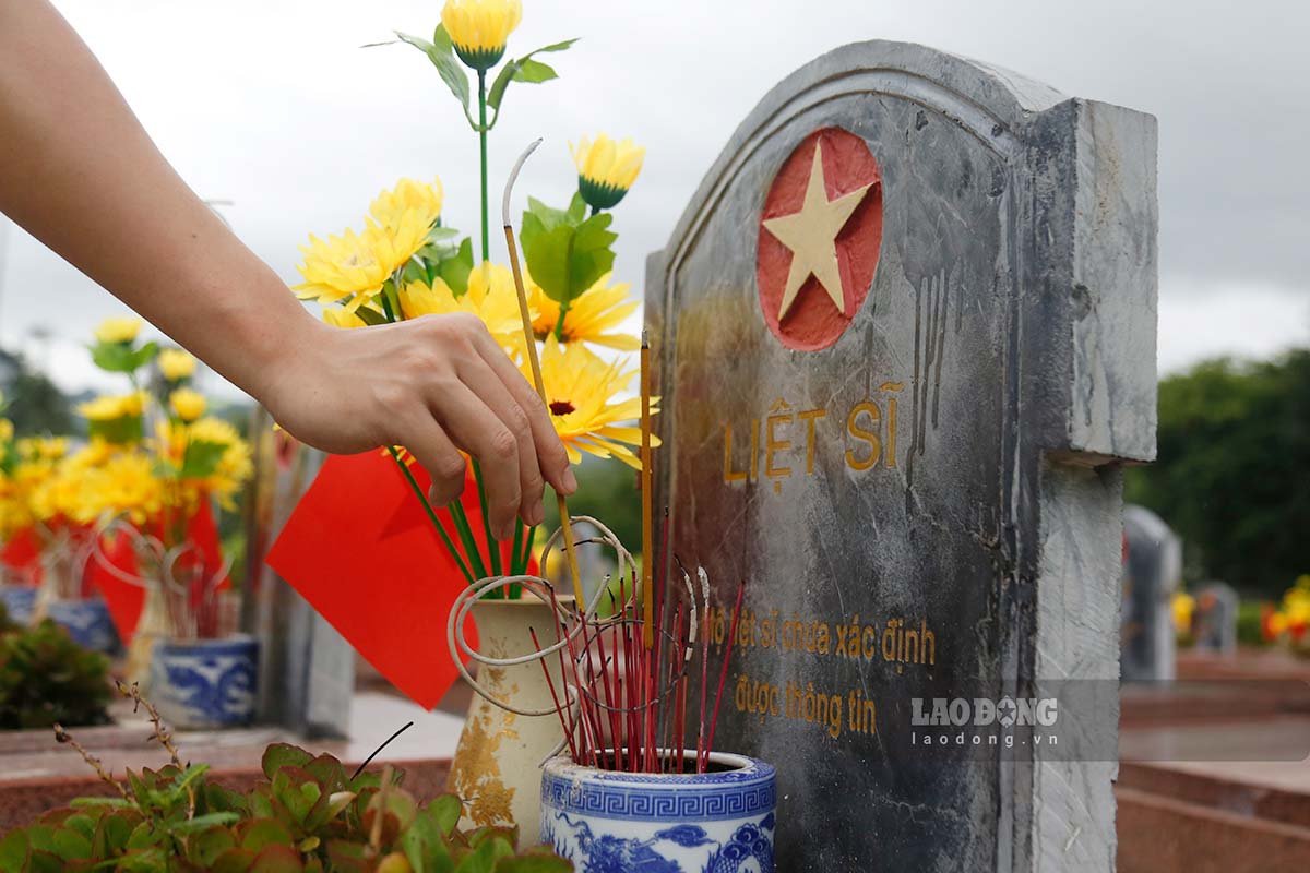 The burning incense sticks are like a deep gratitude of today's generation to those who have fallen for the sacred Fatherland.