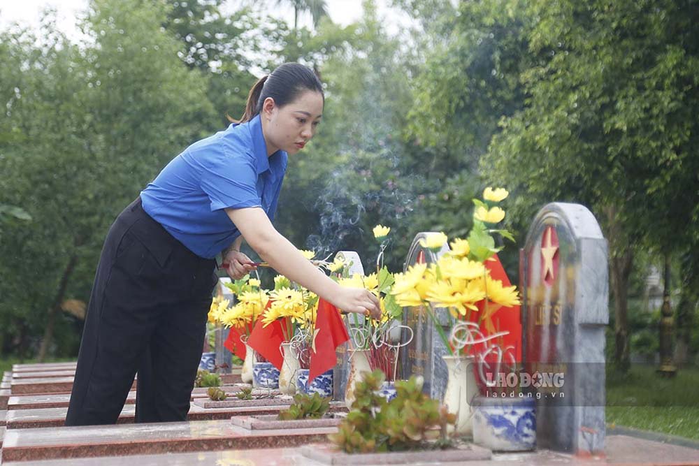 At National Martyrs Cemetery A1, there are only 4 graves with names, which are heroic martyrs: Phan Dinh Giot, To Vinh Dien, Be Van Dan and Tran Can.