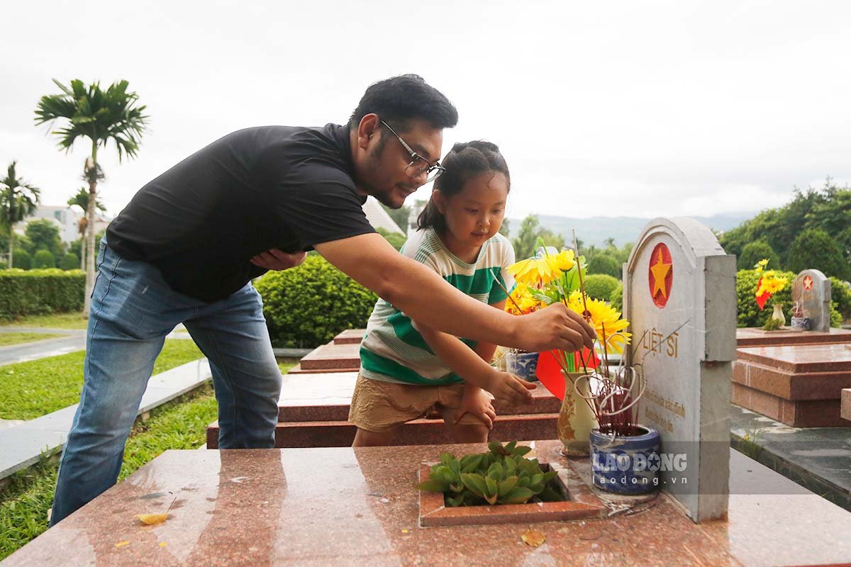  Anh Trần Văn Hải - TP Điện Biên Phủ, tỉnh Điện Biên, dẫn con gái 6 tuổi đến thắp hương cho các anh hùng liệt sĩ - chia sẻ: “Là người con của Điện Biên Phủ, tôi cảm thấy rất tự hào về truyền thống anh hùng của dân tộc. Tôi luôn giáo dục con mình về truyền thống cách mạng và sự hy sinh cao cả mà các thế hệ đi trước đã giành được”.