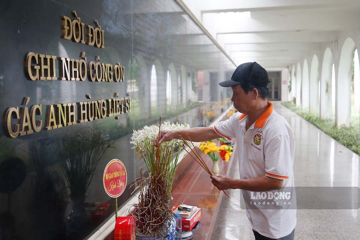 Coming to the heroic Dien Bien Phu for the first time, Mr. Ngo Van Cuong - 63 years old from Lao Cai province - said: "I feel extremely moved and grateful to those who sacrificed their lives to protect the Fatherland." . We must remember the gratitude of the heroic martyrs and live in a way worthy of that noble sacrifice."