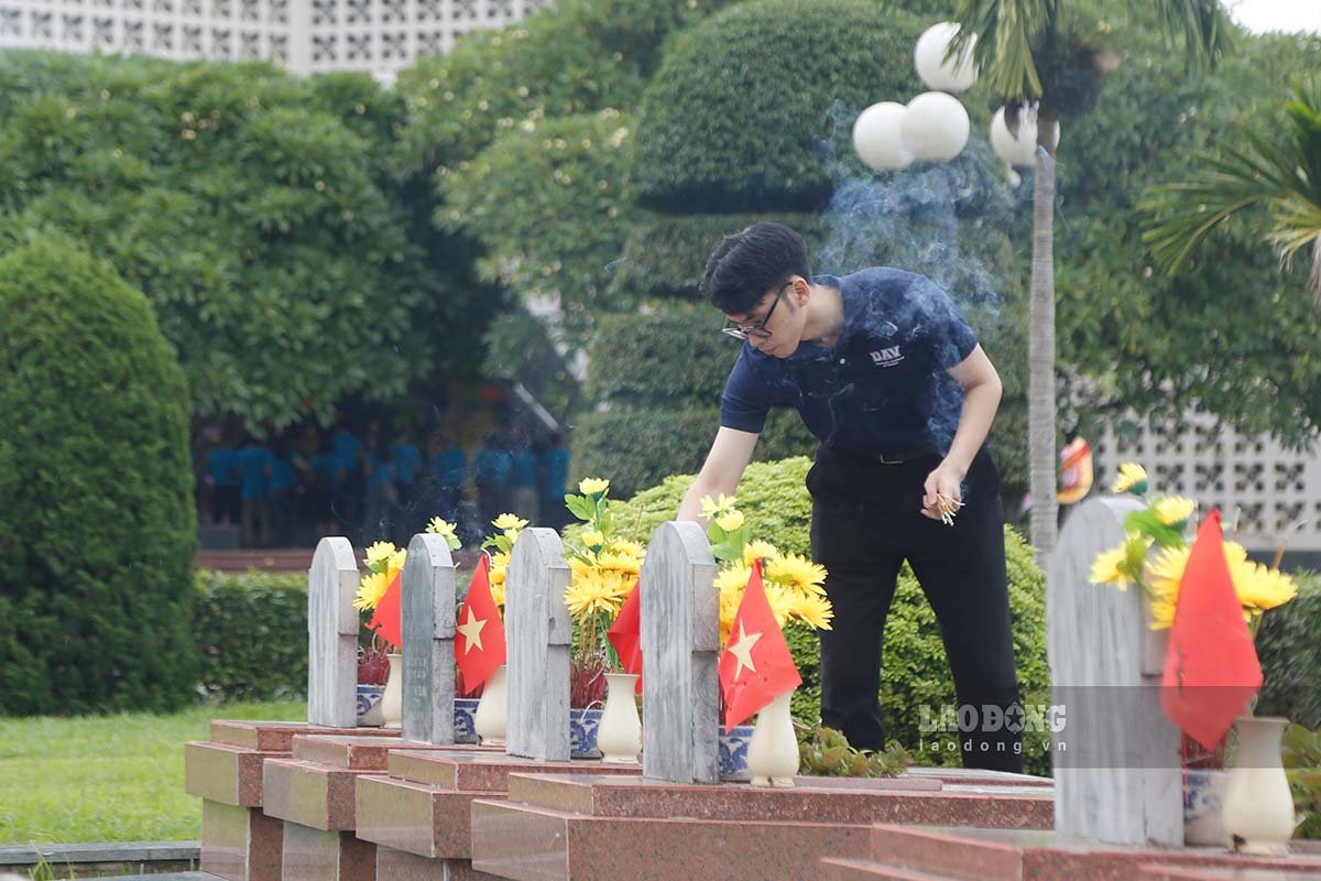 Mr. Luong Van Thuong, cemetery manager of National Martyrs Cemetery A1, said: "Every day, thousands of people visit the cemetery. We strive to operate 24/7 to create favorable conditions for tourists from all over to come here to offer incense and flowers to fallen heroes and martyrs.