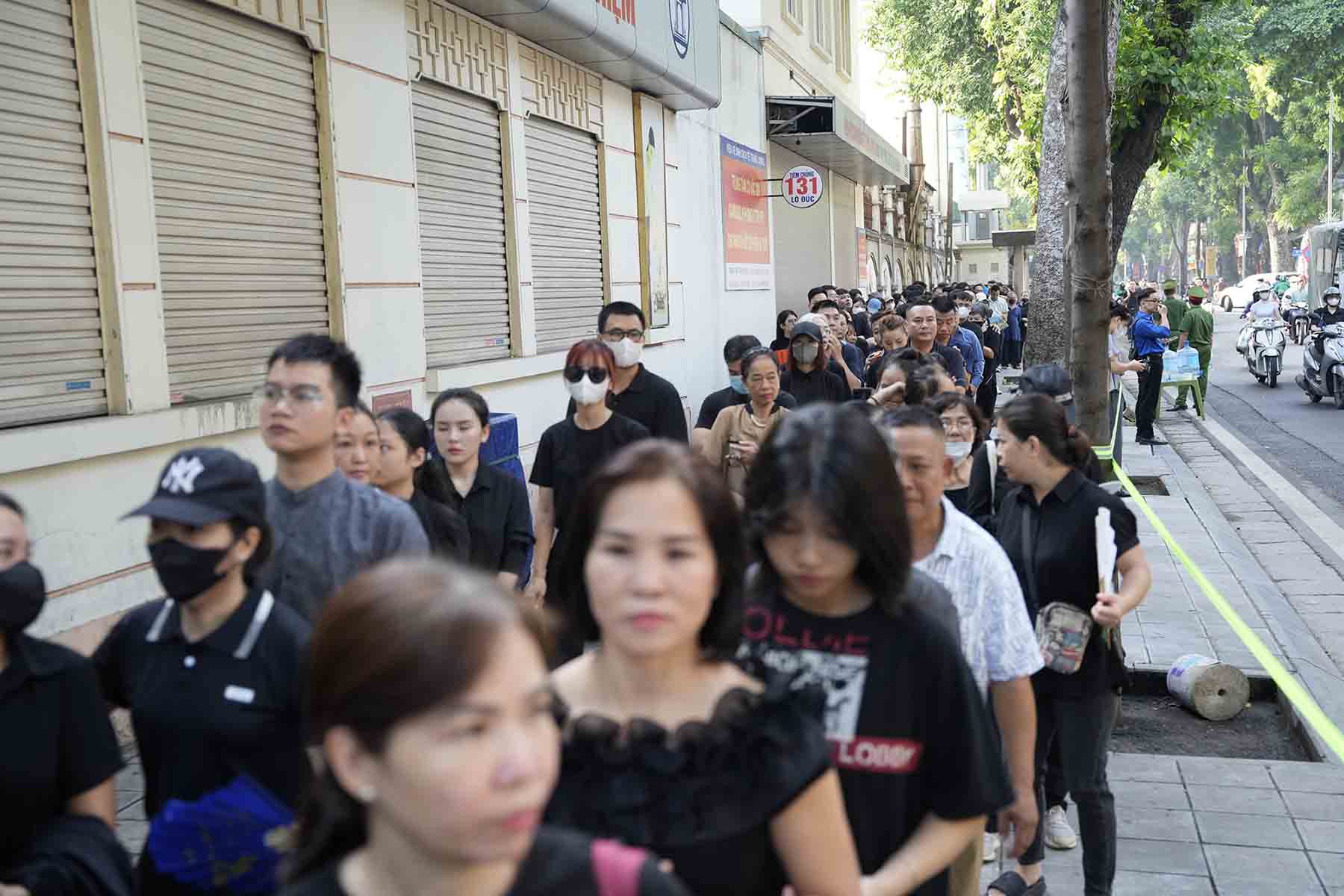 Nhiều người dân trong số này đã chờ đợi từ ngày hôm qua 25.7 để được vào viếng Tổng Bí thư. Ảnh: Hữu Chánh 