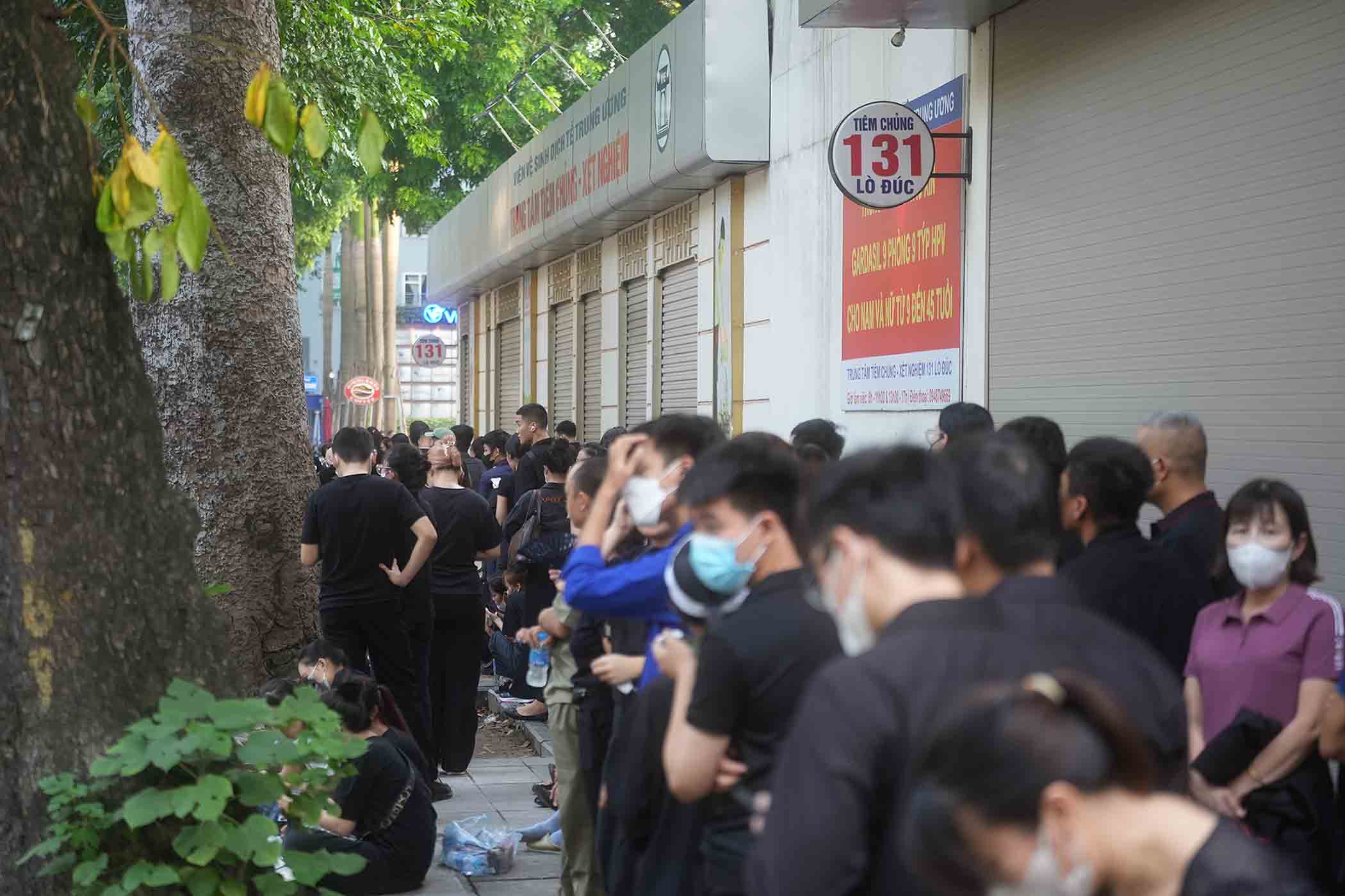 Many young people woke up at 4am to line up. Photo: Huu Chanh