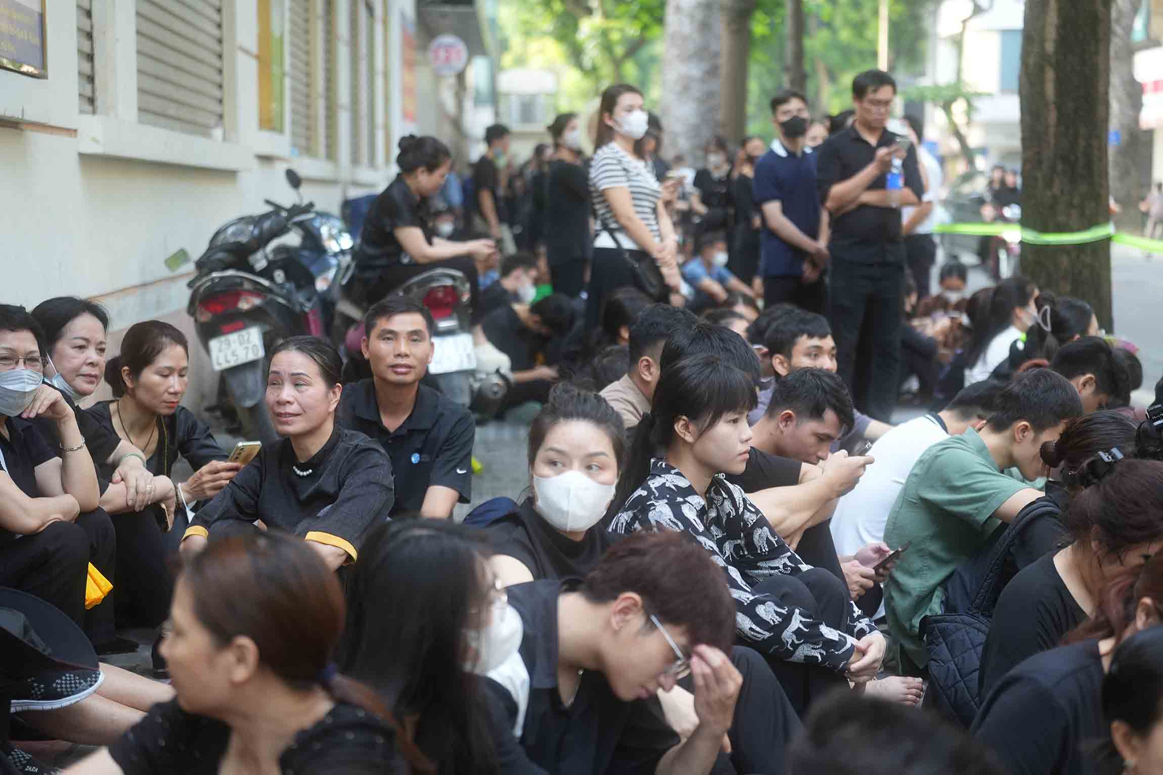 Thousands of people waited to pay their respects to General Secretary Nguyen Phu Trong. Photo: Huu Chanh