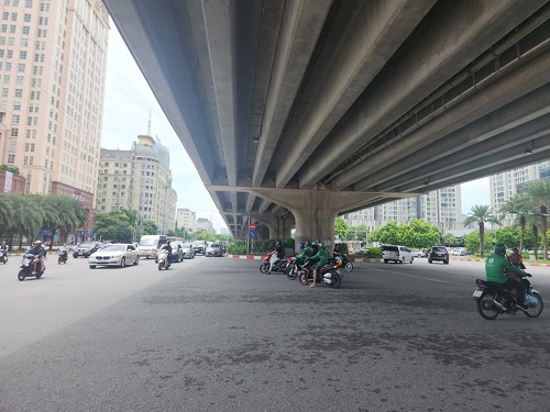 Lái xe ôm công nghệ vi phạm giao thông tại ngã tư Phạm Hùng - Mễ Trì - Dương Đình Nghệ. Ảnh: Minh Hạnh chụp 12 giờ ngày 25.7.2024