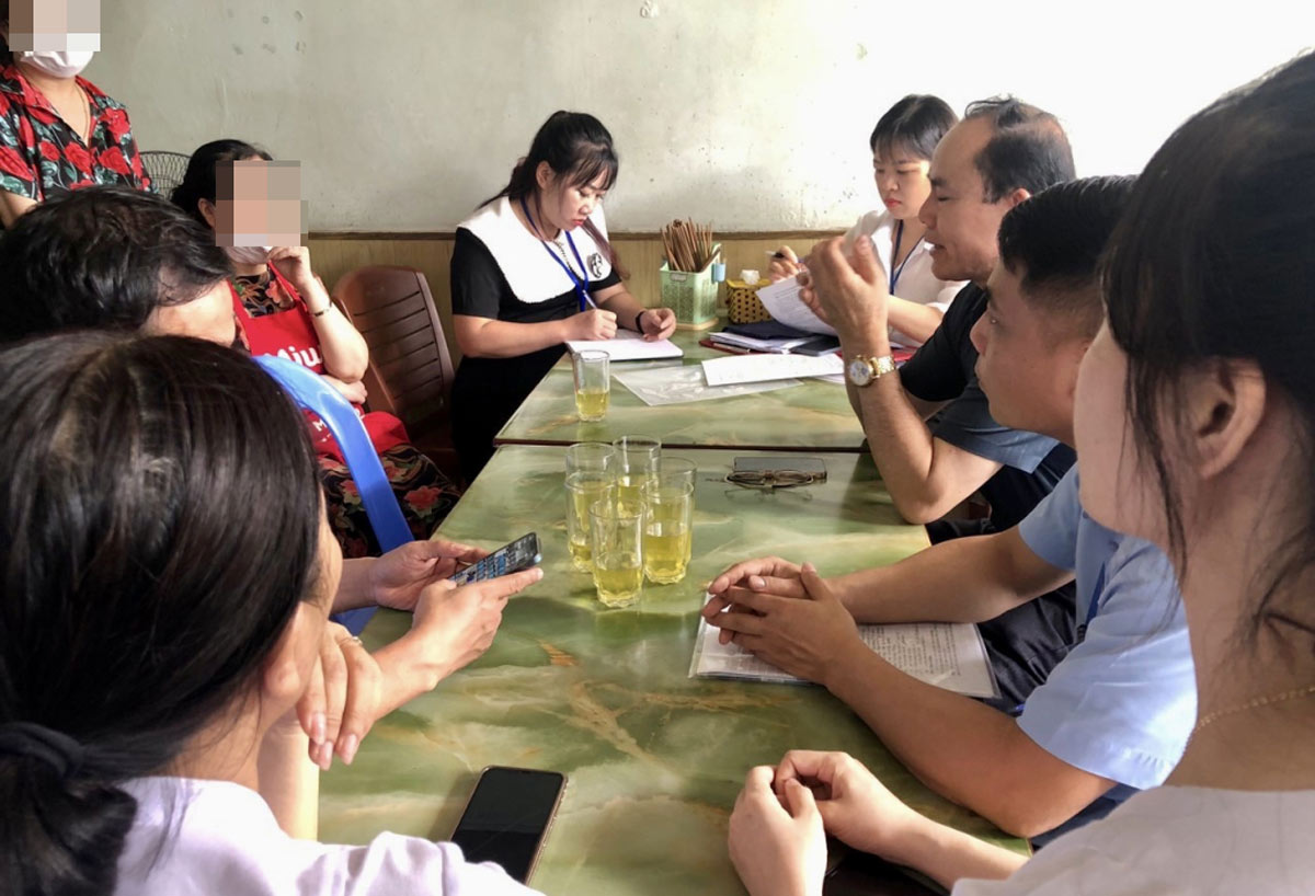 The interdisciplinary inspection team on food safety in Ha Long City (Quang Ninh) worked with the restaurant owner. Photo: Thu Huong