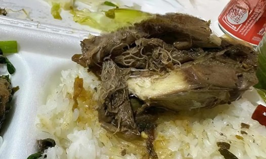 Hình ảnh xuất hiện trên mạng về suất ăn có giòi tại một quán cơm ở Hạ Long (Quảng Ninh). Ảnh: Người dân cung cấp