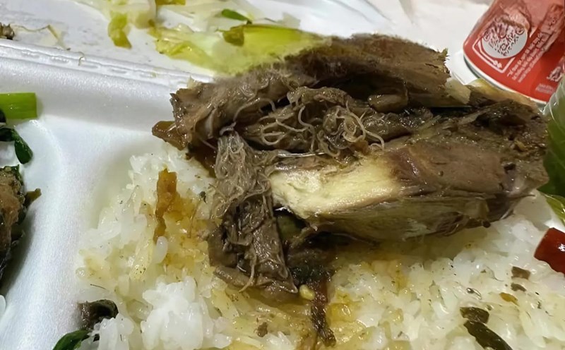 Hình ảnh xuất hiện trên mạng về suất ăn có giòi tại một quán cơm ở Hạ Long (Quảng Ninh). Ảnh: Người dân cung cấp